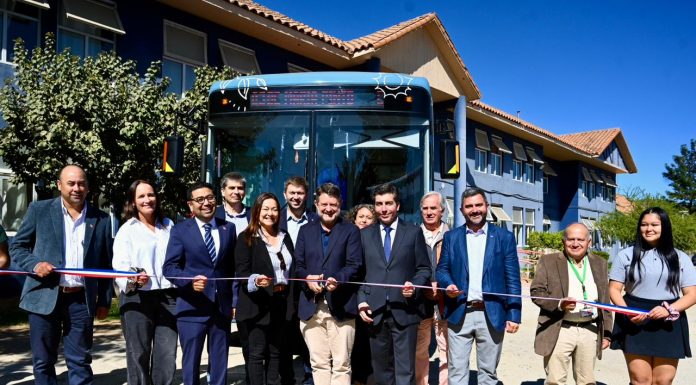 Gobernador de Santiago entrega 10 nuevos buses eléctricos para la Provincia de Melipilla