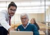 Personas mayores participan en asignaturas de ciencias de la salud junto a estudiantes universitarios