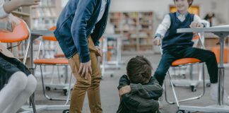 Violencia escolar: 8 de cada 10 chilenos creen que el problema aumentó y casi la mitad pide expulsión inmediata de alumnos agresores