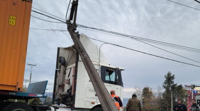 Imprudencia al volante: Más de 2.300 choques a postes provocan cortes de suministro a casi 2 millones de clientes de CGE