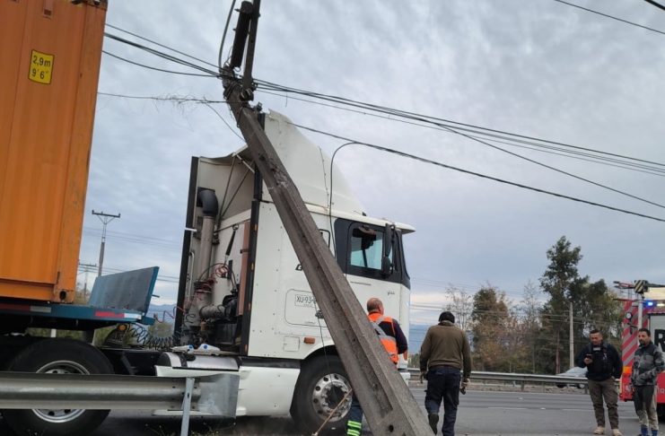 Imprudencia al volante: Más de 2.300 choques a postes provocan cortes de suministro a casi 2 millones de clientes de CGE